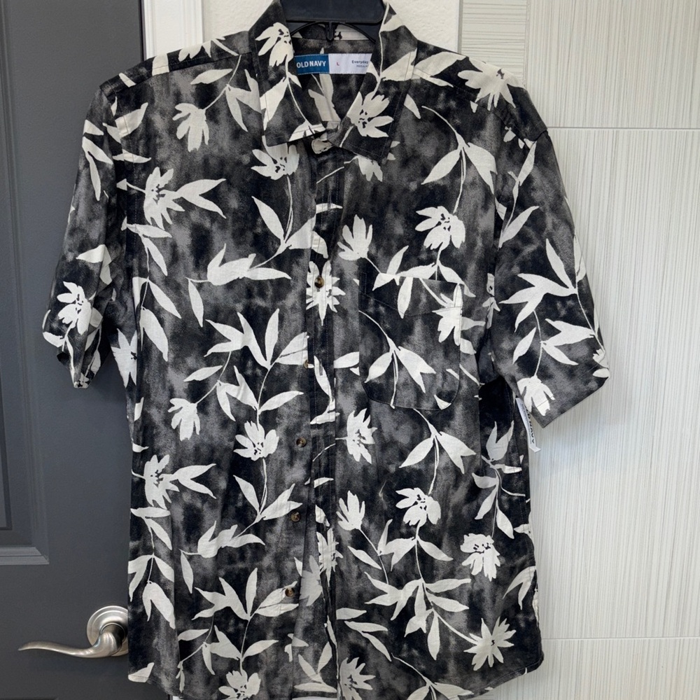 NWT OLD NAVY Black & White Floral Button-Down Shirt